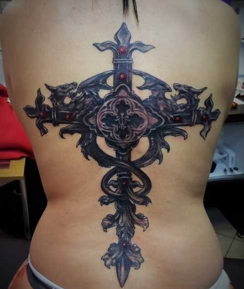 A foto da tatuagem de uma cruz em estilo gótico na parte de trás da menina