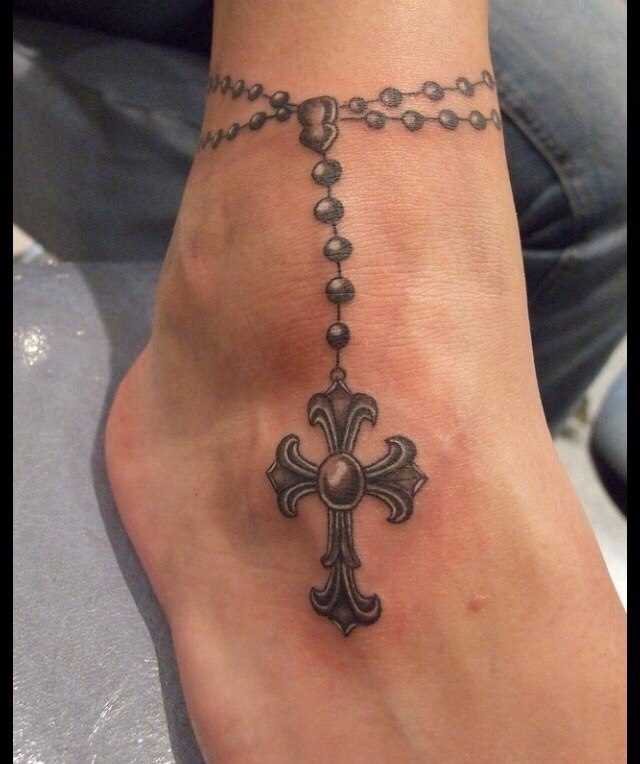 A foto da tatuagem de uma cruz em estilo gótico-t menina