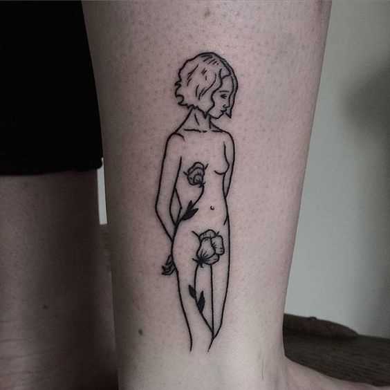 A foto da tatuagem de uma menina no estilo handpoke sobre a perna da menina