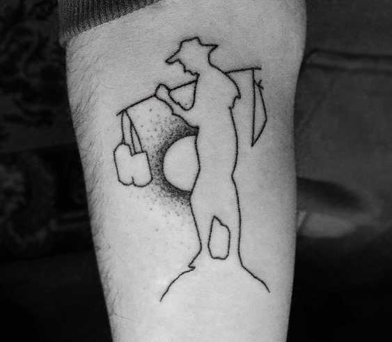 A foto da tatuagem de uma pessoa no estilo handpoke no antebraço cara
