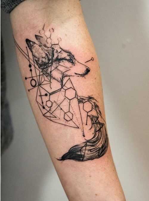 A foto da tatuagem de uma raposa no estilo de geometria no antebraço da menina