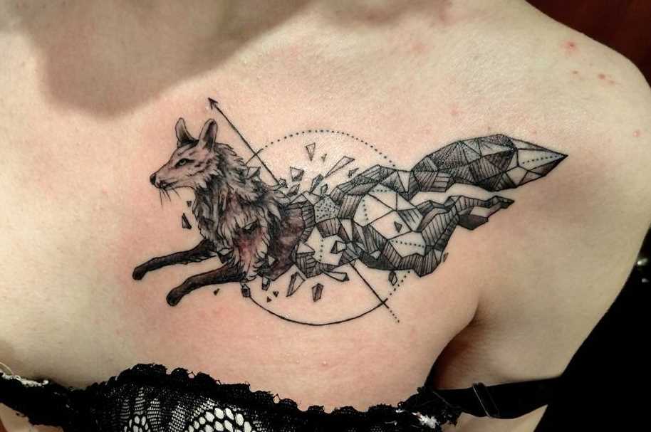 A foto da tatuagem de uma raposa no estilo de geometria no peito da menina