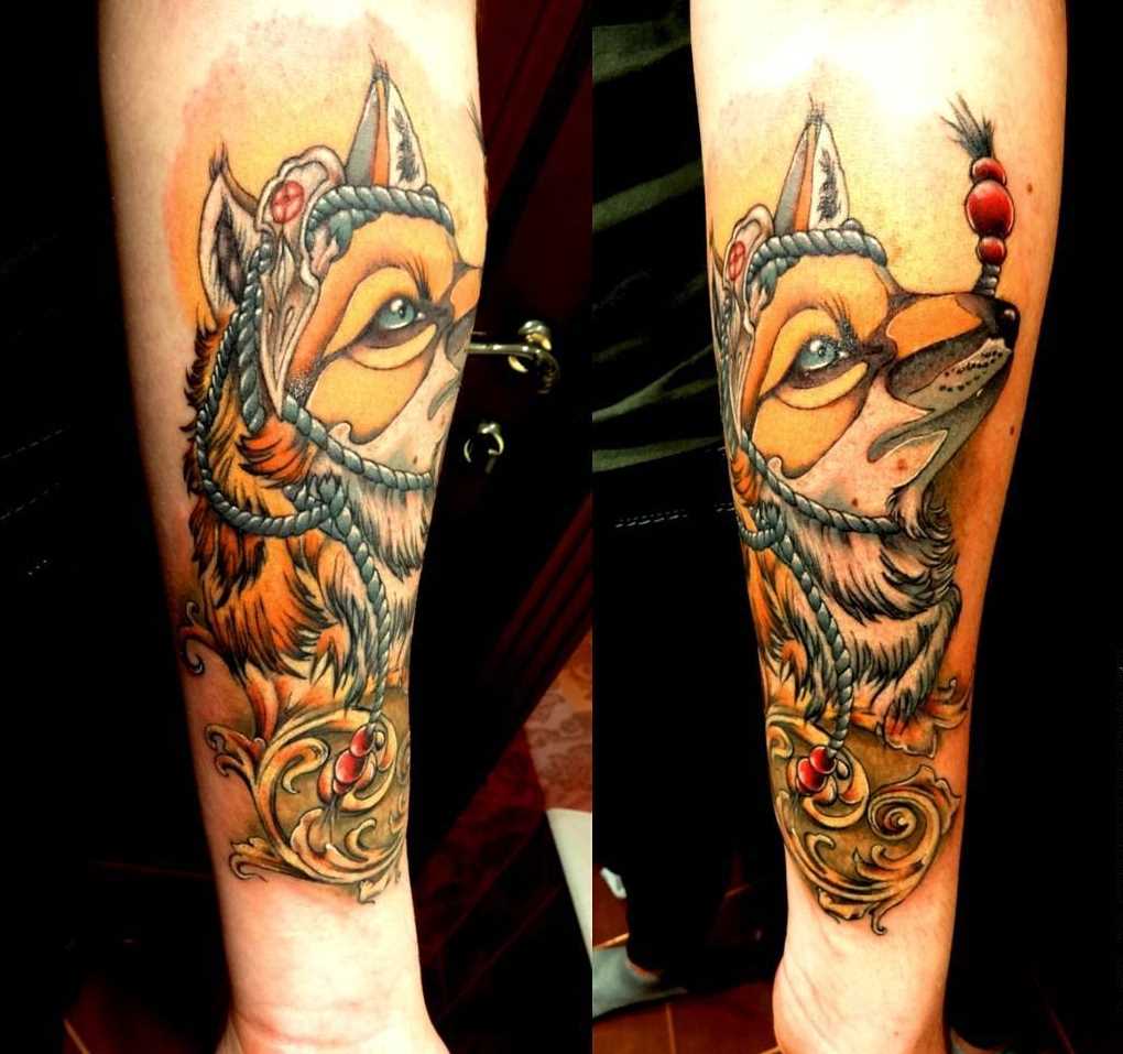 A foto da tatuagem de uma raposa no estilo newschool no antebraço cara