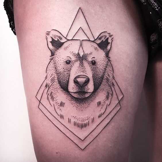 A foto da tatuagem de urso no estilo de geometria no quadril da menina