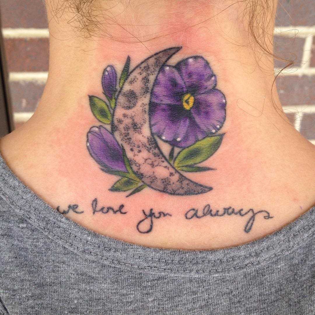 A foto da tatuagem de violeta com o mês em volta do pescoço da menina