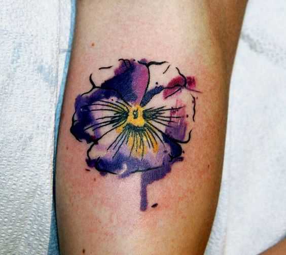 A foto da tatuagem de violeta sobre a perna da menina