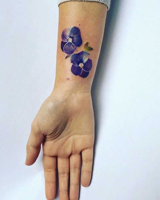 A foto da tatuagem de violetas no pulso da menina