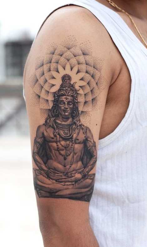 A foto da tatuagem de śiva em estilo indiano no ombro do cara