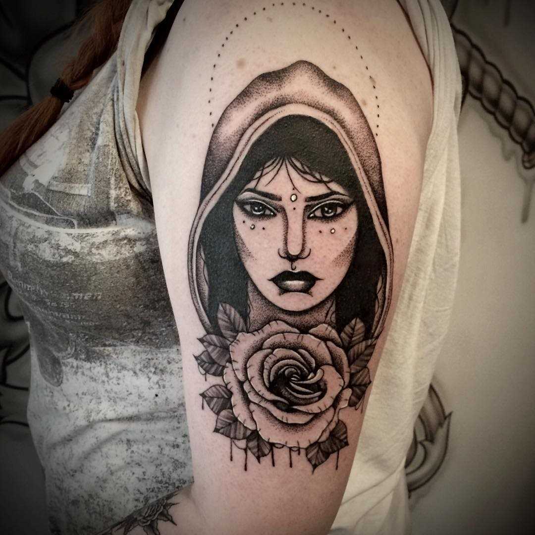 A imagem da bruxa com uma rosa no ombro da mulher