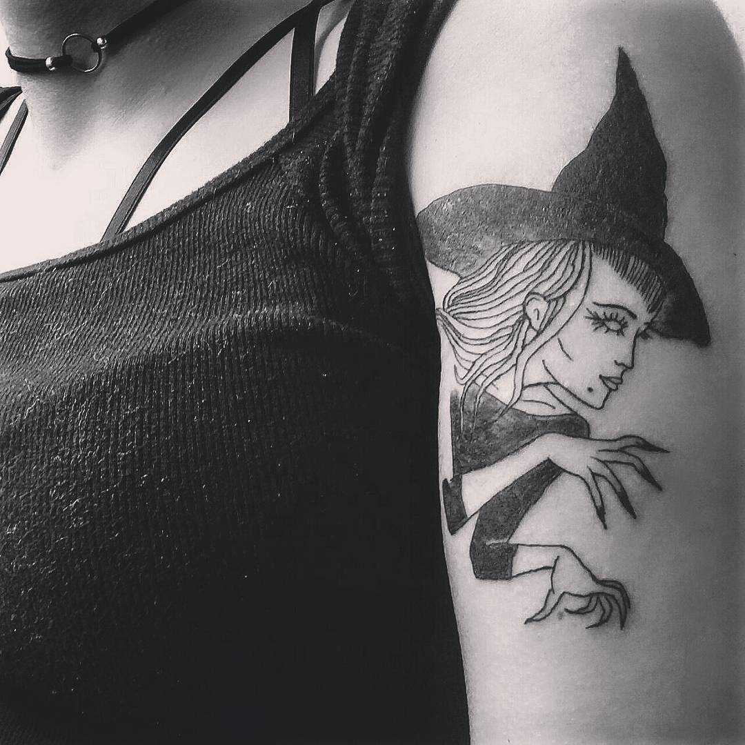 A imagem da bruxa no ombro da mulher