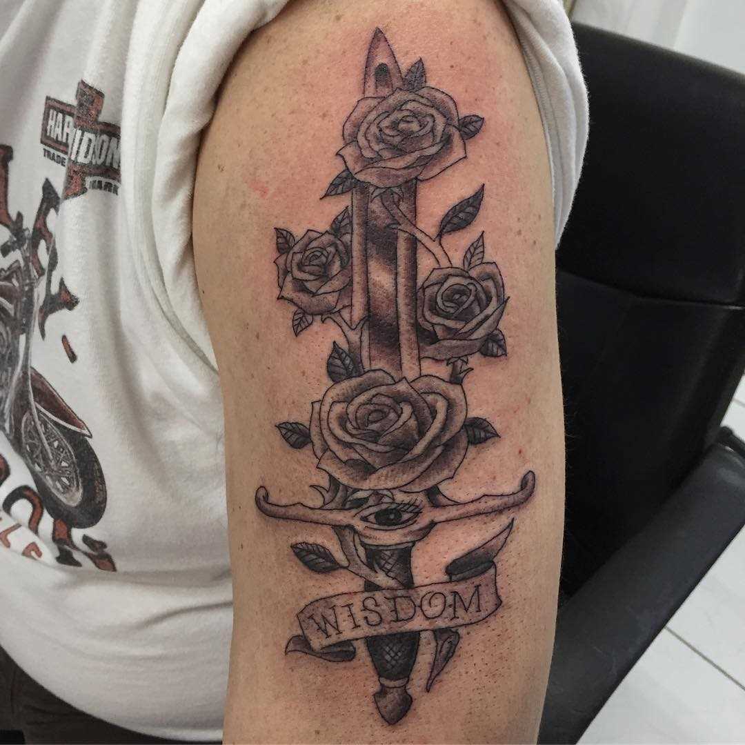 A imagem da espada com as rosas no ombro de homens