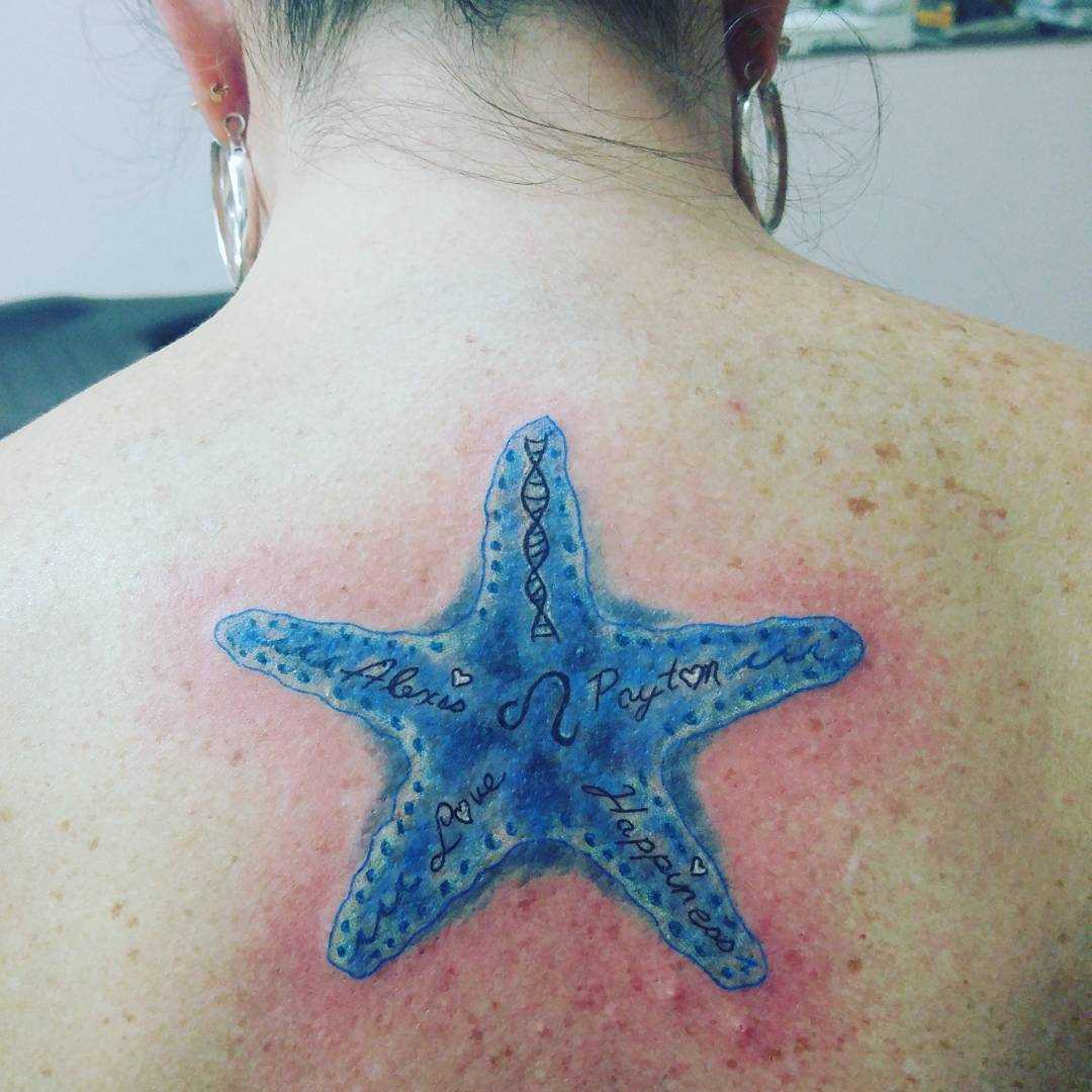A imagem da estrela do mar nas costas da menina