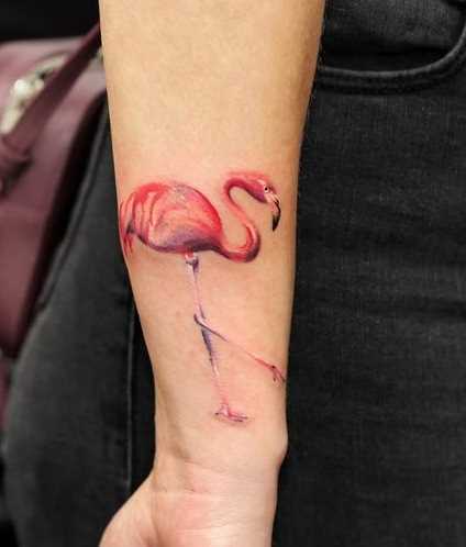 A imagem de flamingos no antebraço da menina
