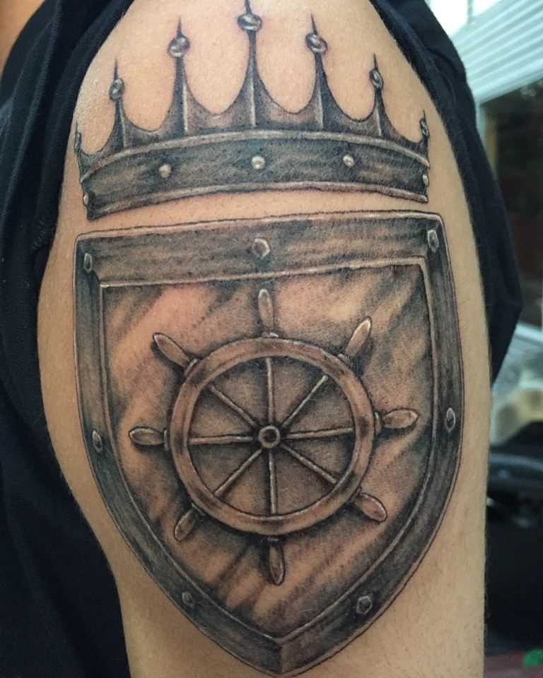 A imagem de um escudo com a coroa no ombro de homens