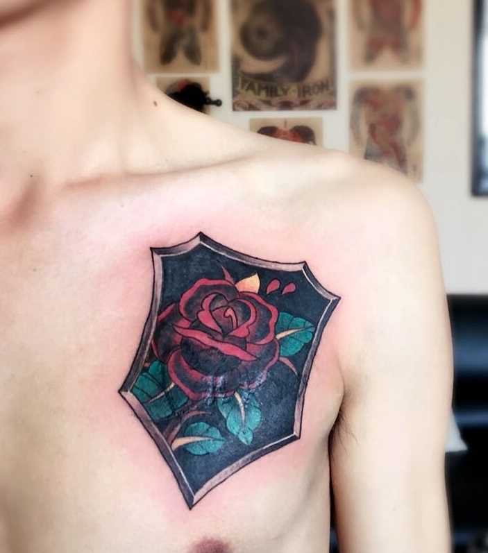 A imagem de um escudo com uma rosa no peito do homem