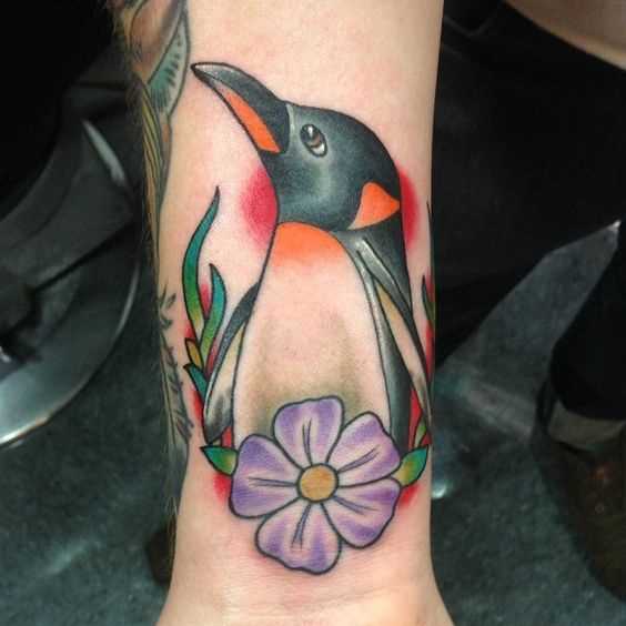 A imagem de um pingüim com uma flor no pulso da menina