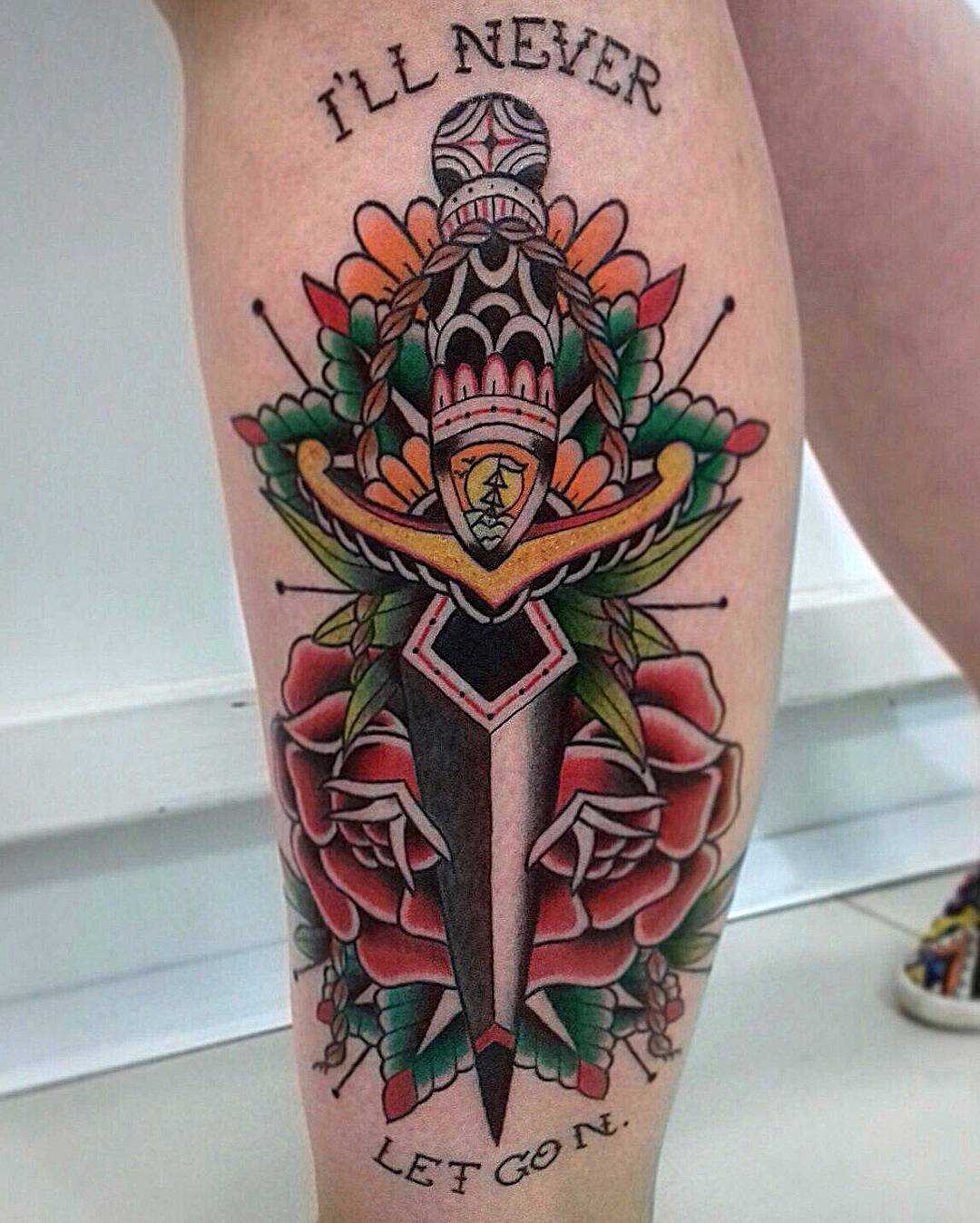 A imagem adaga com rosas na perna da menina