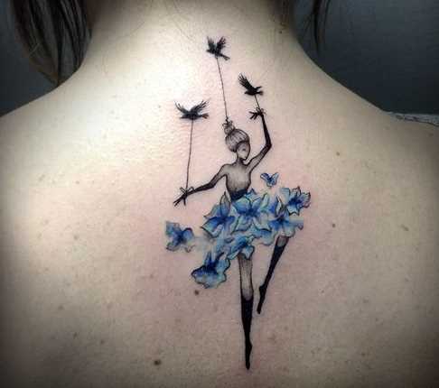 A imagem de uma bailarina com pássaros nas costas da menina