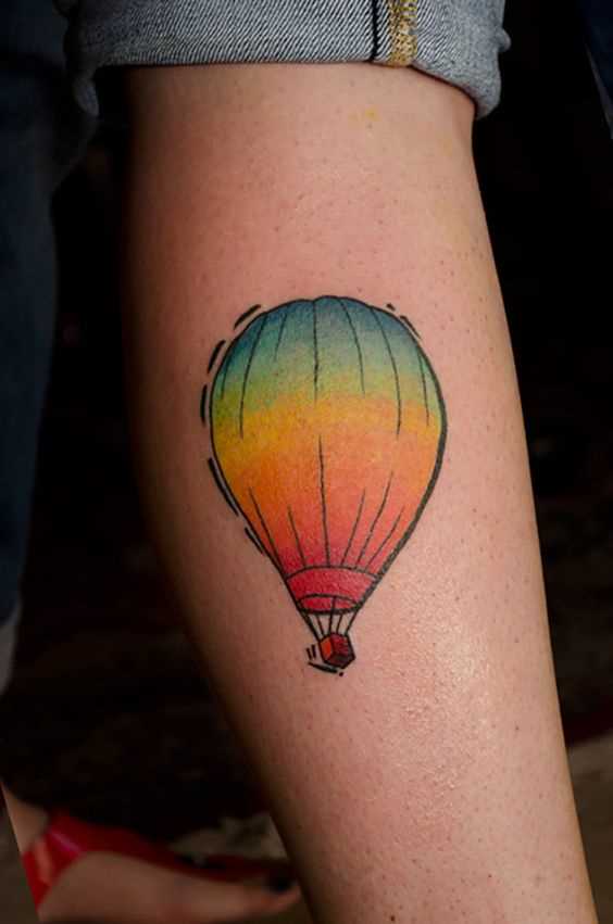 A imagem do balão de ar sobre a perna da mulher