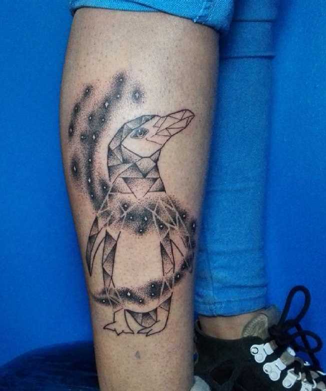A imagem do pinguim sobre a perna da mulher