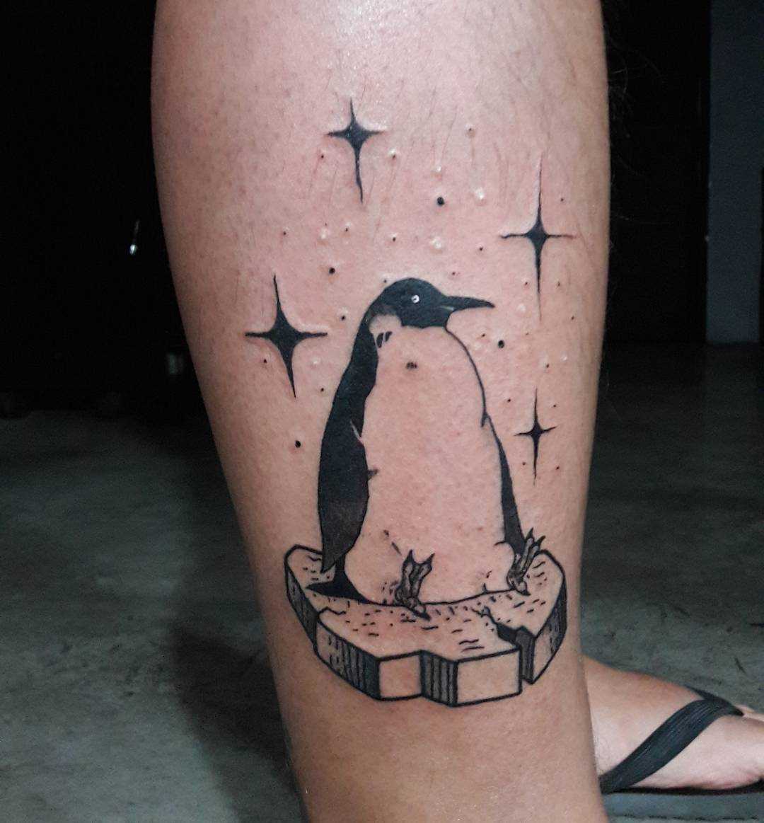 A imagem do pinguim sobre a perna de homens