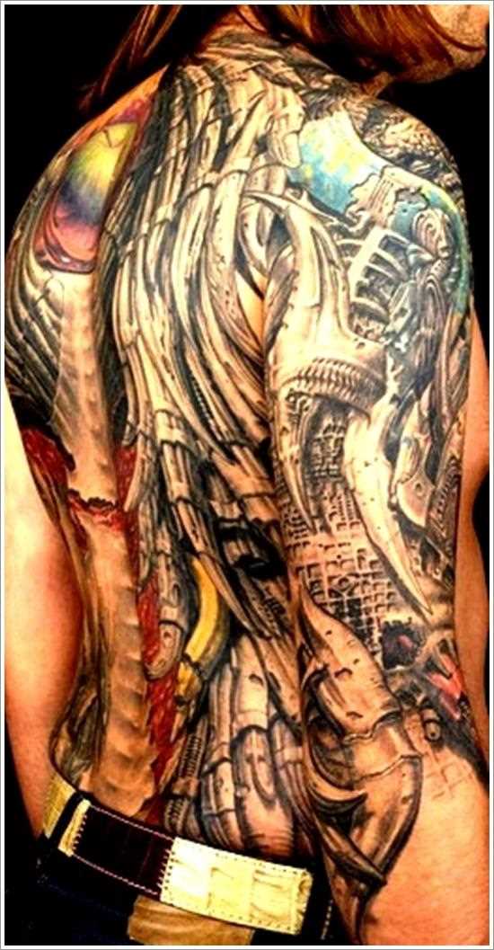 A maior cores de tatuagem no estilo de biomecânica nas costas de homens