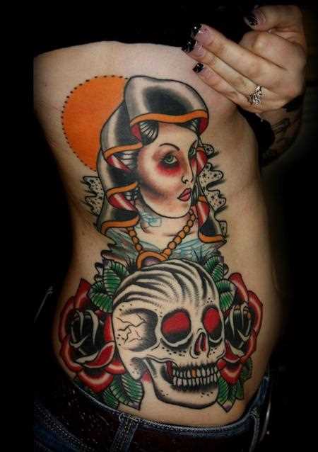 A menina e o crânio com rosas - oldschool tatuagem no lado da menina