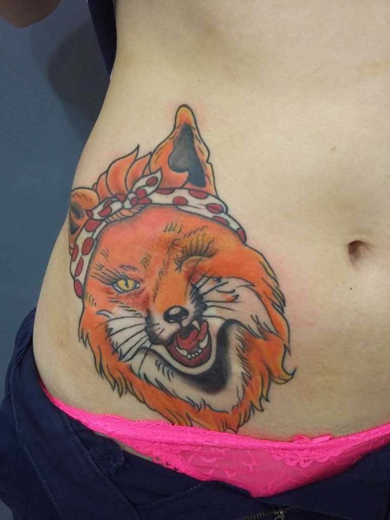 A raposa - de tatuagem na barriga da menina