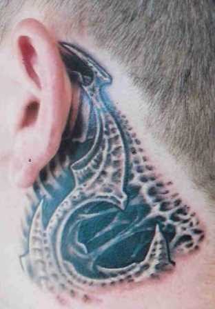 A tatuagem atrás da orelha do cara no estilo de biomecânica