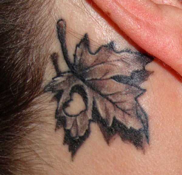 A tatuagem atrás da orelha, no pescoço da menina - folha de