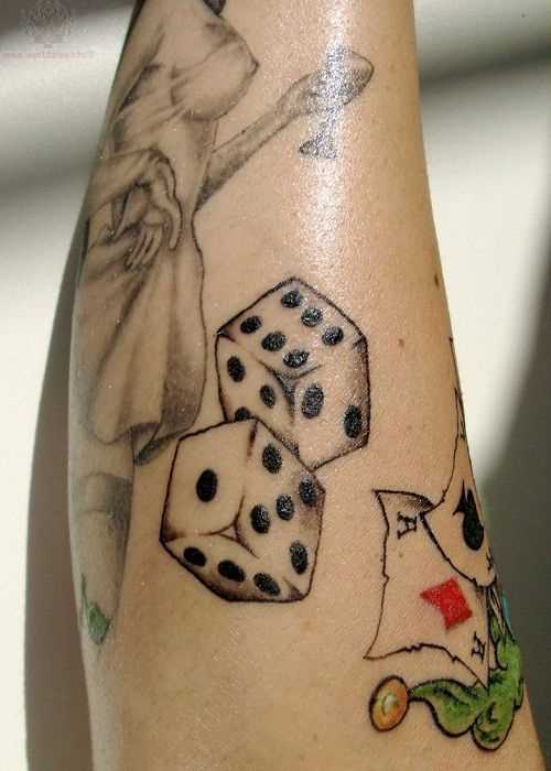 A tatuagem cubos sobre a perna da mulher