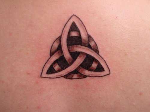 A tatuagem da coluna vertebral, a menina - celtas triângulos