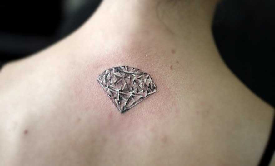 A tatuagem da coluna vertebral, a menina - diamante