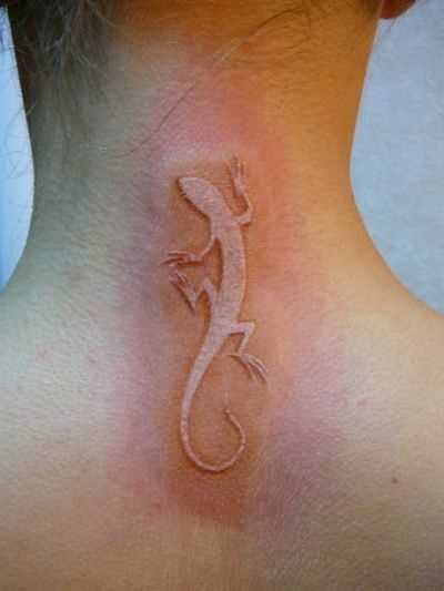 A tatuagem da coluna vertebral, a menina em forma de lagarto