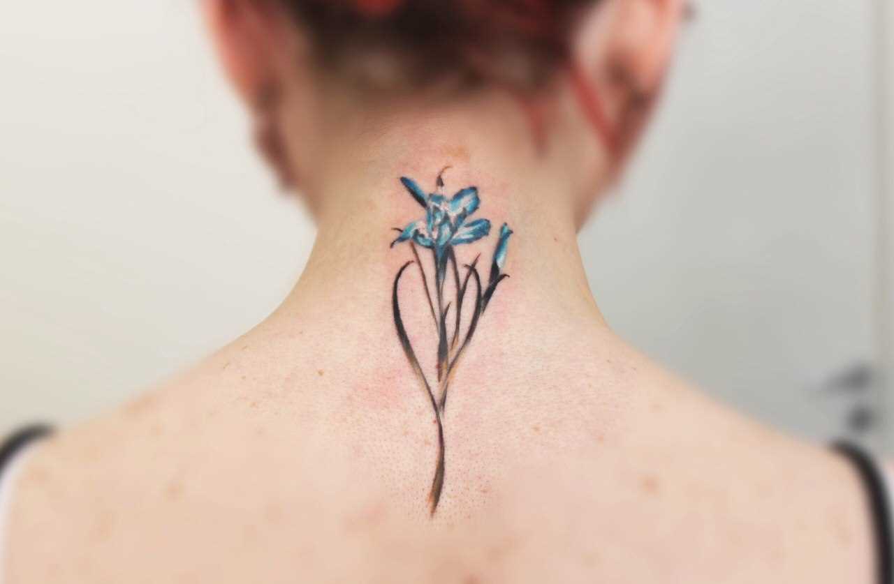 A tatuagem da coluna vertebral, a menina - flor