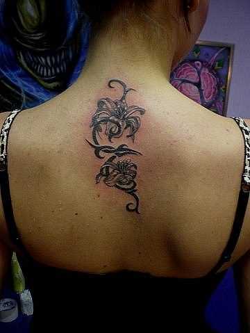 A tatuagem da coluna vertebral, a menina - lírio
