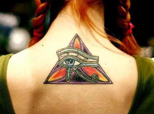 A tatuagem da coluna vertebral, a menina - o triângulo e o olho