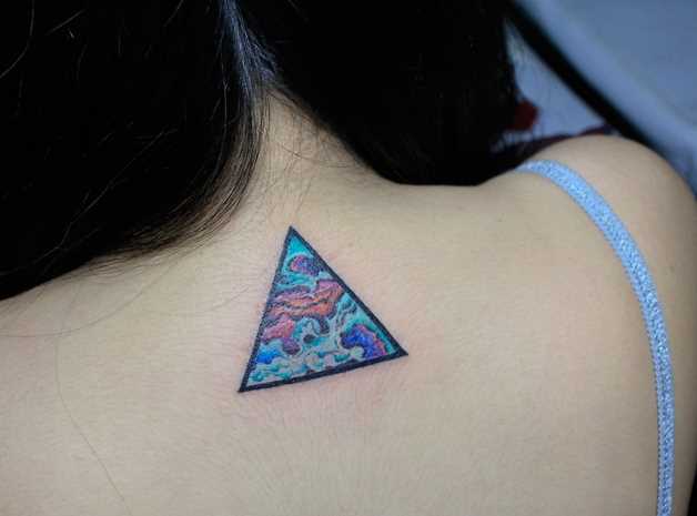 A tatuagem da coluna vertebral, a menina - triângulo