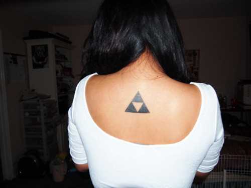 A tatuagem da coluna vertebral, a menina - triângulos