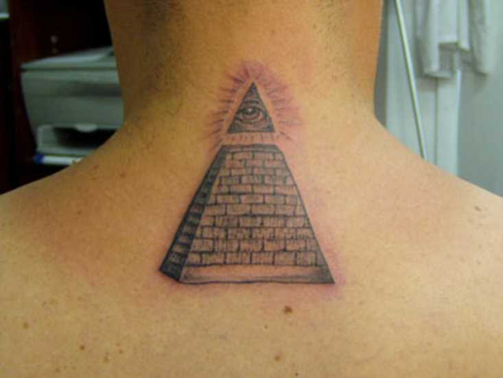 A tatuagem da coluna vertebral, cara - a pirâmide com o olho