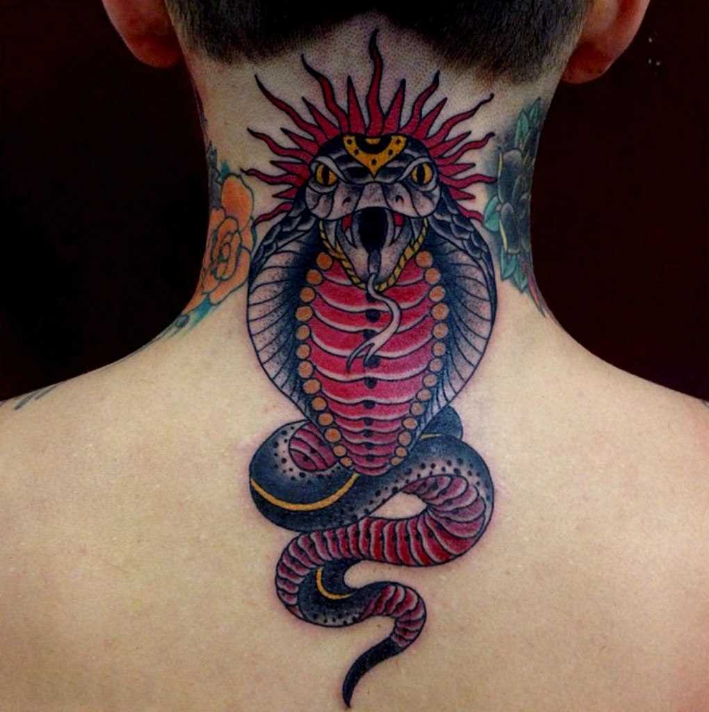 A tatuagem da coluna vertebral, o cara - de- cobra