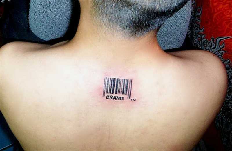A tatuagem da coluna vertebral, o cara - de um código de barras