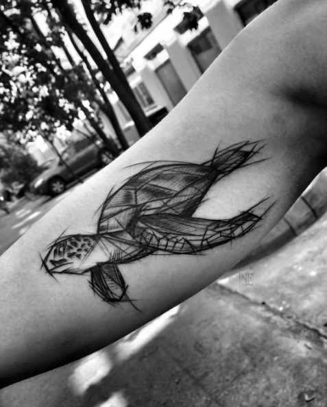 A tatuagem da tartaruga na mão da menina