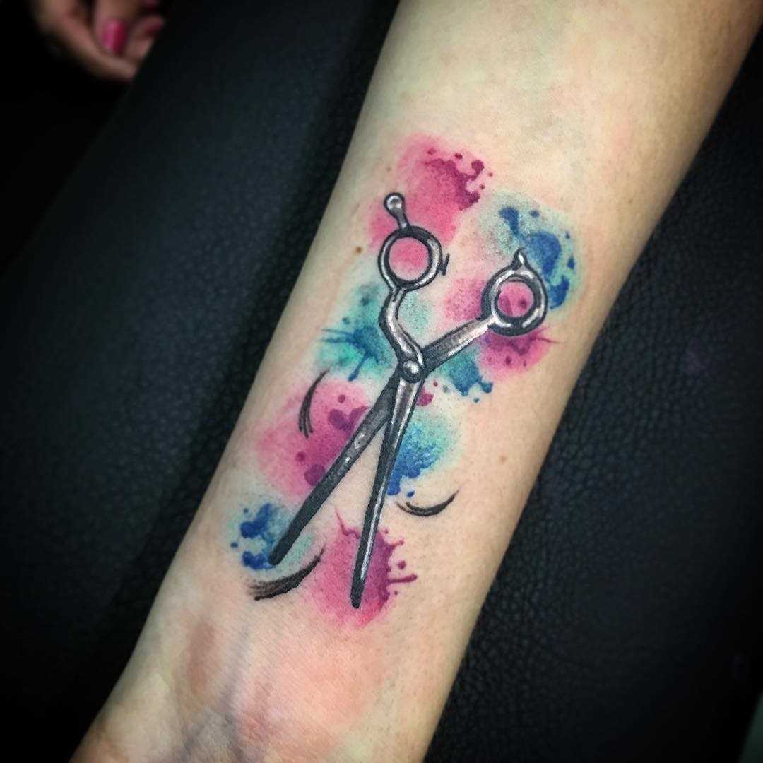 A tatuagem da tesoura no pulso da menina