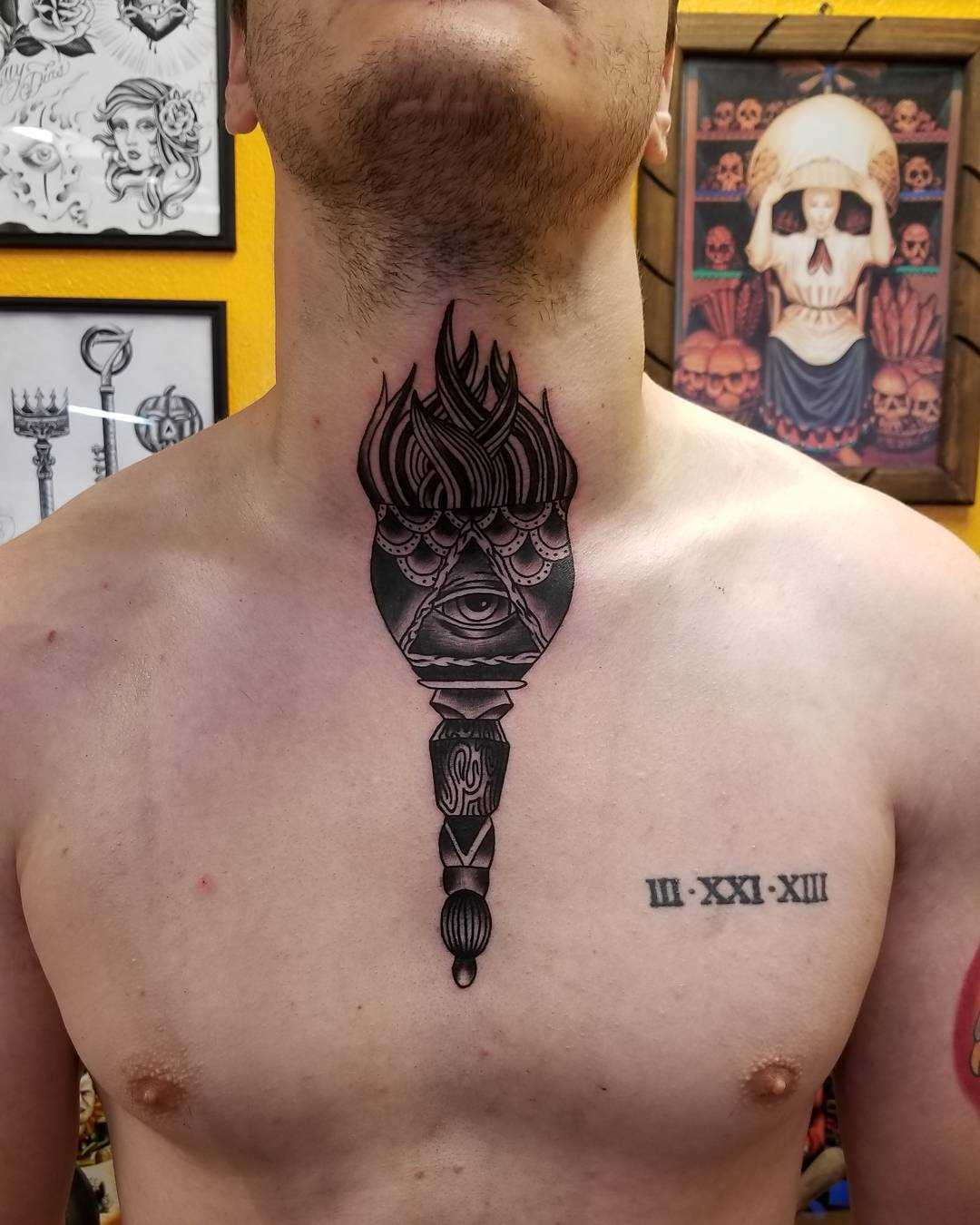 A tatuagem da tocha na cara no peito