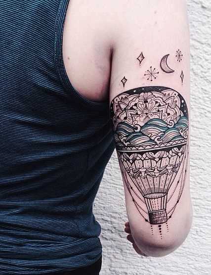 A tatuagem de balão na mão de um cara