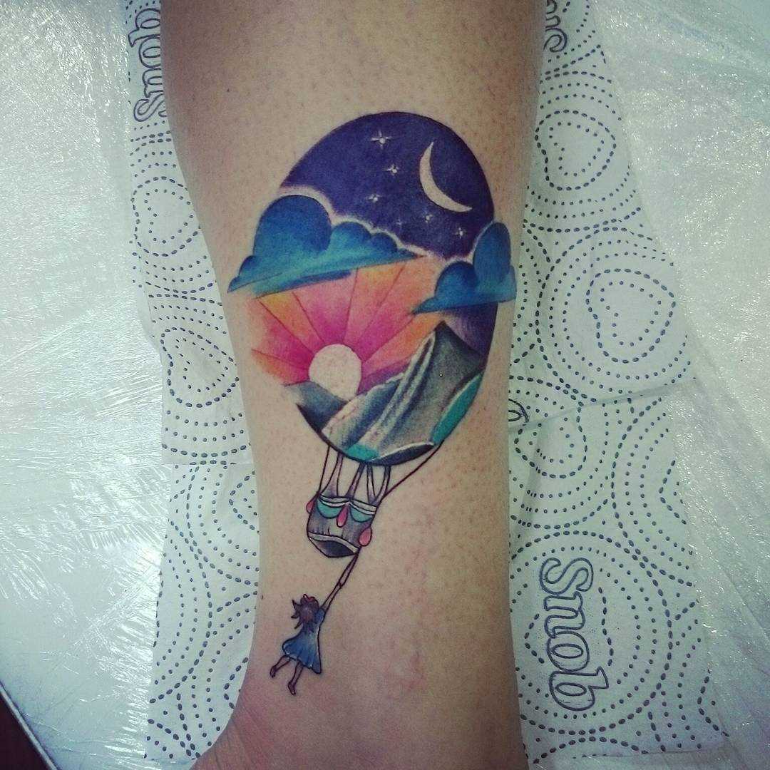 A tatuagem de balão sobre a perna da menina