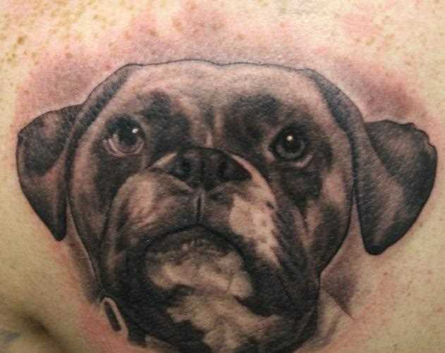 A tatuagem de blade o cara - a cabeça de um cão