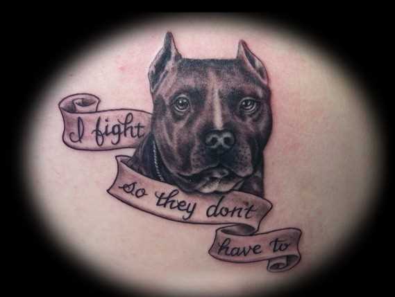 A tatuagem de blade o cara - de- cão e inscrição