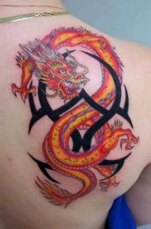 A tatuagem de blade o cara - de- dragão de fogo e padrão de